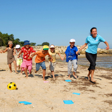 village vacances famille ronce les bains club enfants moyens